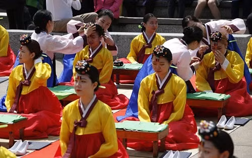 Những cô gái xúng xính trong bộ trang phục truyền thống, trang điểm xinh tươi trong Ngày Lễ trưởng thành ở Hàn Quốc.