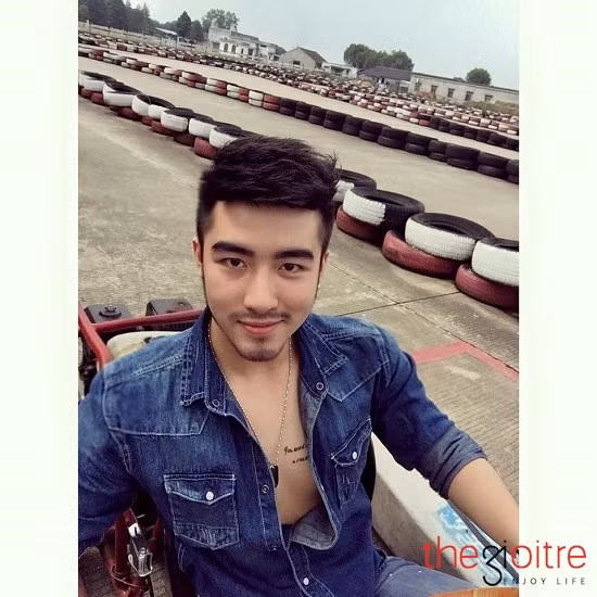 Được biết anh chàng đã có khoảng thời gian đầy khó khăn để thuyết phục bố mẹ cho mình đi theo con đường nghệ thuật. Năm 18 tuổi được sự cho phép của gia đình Vỹ đã “Nam tiến” lập nghiệp và theo đuổi niềm đam mê diễn xuất của mình.