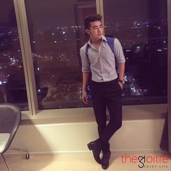 Gương mặt điển trai, chiều cao 1m8 cùng với gu thời trang đẹp Triều Vỹ luôn biết cách giúp mình nổi bật trước đám đông. Đặc biệt khi anh chàng diện áo sơ mi thì càng toát lên sự lịch lãm nhưng không kém phần trẻ trung.