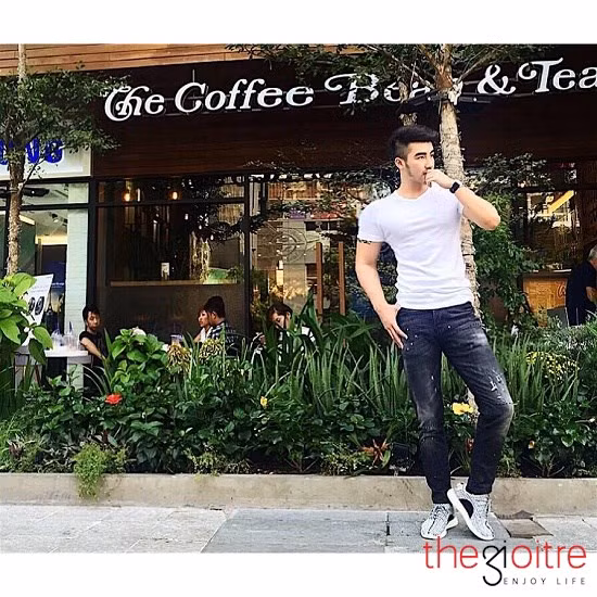 Chàng trai gốc Hoa chia sẻ bí quyết có một body hoàn hảo: “Dù công việc có bận rộn đến đâu thì mình luôn sắp xếp thời gian để tập gym hằng ngày và đây là thời gian mình thích nhất trong ngày. Vì mình vừa xả stress vừa có 1 body đẹp, không những thế sức khỏe cũng tốt hơn để hoàn thành mọi dự định đặt ra".