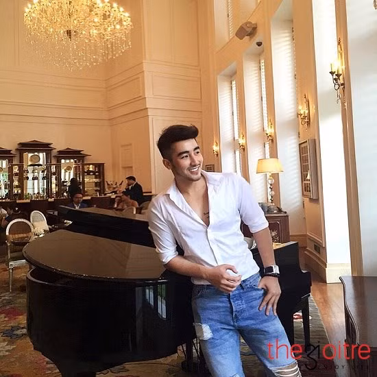 Chàng trai 9X gốc Hoa hiện đang làm mẫu,diễn viên, ngoài ra anh chàng còn được mọi người biết qua 1 số MV của các ca sĩ tên tuổi như: Bảo Thy, Cao Thái Sơn, Lee Thiên Bảo…