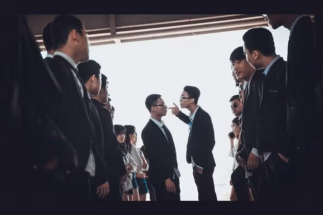 Lớp 12A2 chia sẻ, cô giáo và nhiếp ảnh gia cũng khá e ngại về các bức hình này.