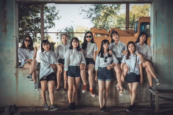 Lớp 12A2 chia sẻ, cô giáo và nhiếp ảnh gia cũng khá e ngại về các bức hình này.