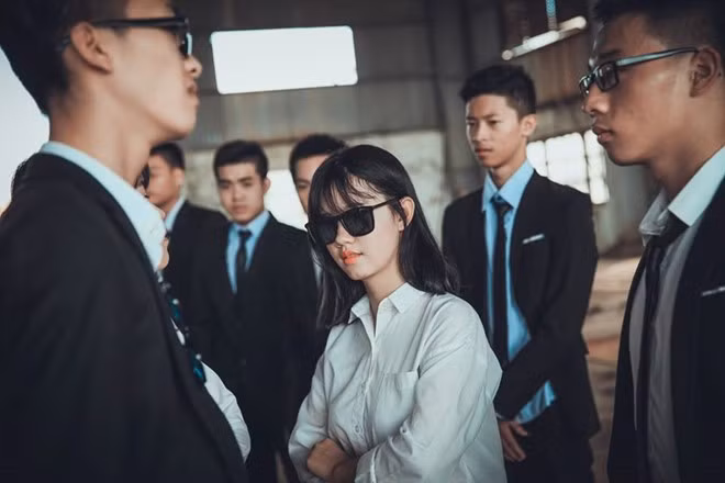 Tập thể lớp cho biết: “Để có những kỷ niệm độc lạ, bộ ảnh đã vượt ngoài mức của học sinh. Do đó, chúng mình rất lo lắng sẽ nhận được nhiều ý kiến trái chiều”.