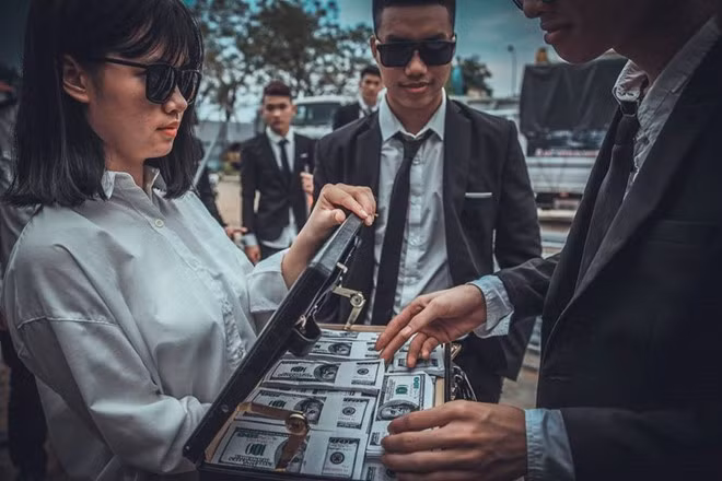 Đạo cụ của nhóm bạn trẻ được chuẩn bị khá kỳ công, bao gồm nhiều ống nhựa, tiền đô la âm phủ...