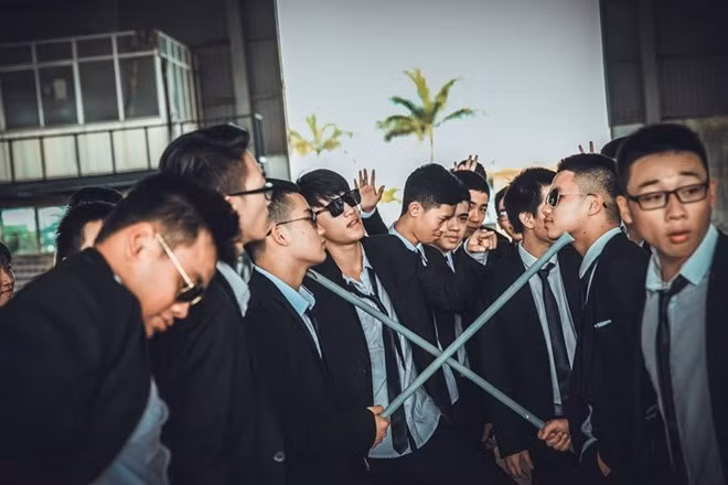 Các thành viên trong lớp diễn sâu để có được bộ ảnh kỷ yếu ưng ý.