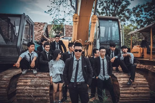 Nam chia sẻ thêm: “Chúng mình thực hiện các bức hình sao cho độc đáo, mới lạ, không giống các lớp khác. Bộ ảnh phải thể hiện được những nét cá tính và nghịch ngợm nhất của tuổi học trò".