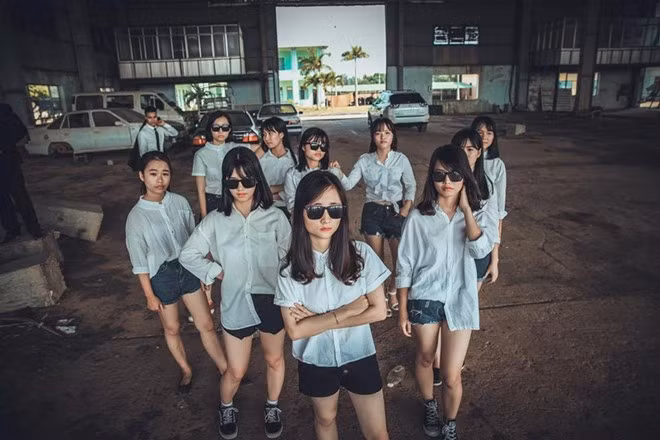 “Với phong cách ngầu và mạnh mẽ từ các nam sinh, phái đẹp trong lớp ban đầu thấy kỳ quặc. Nhưng cuối cùng, con gái cũng bị thuyết phục và đồng ý chụp bộ ảnh này”, Trần Linh (một thành viên trong lớp) cho hay.