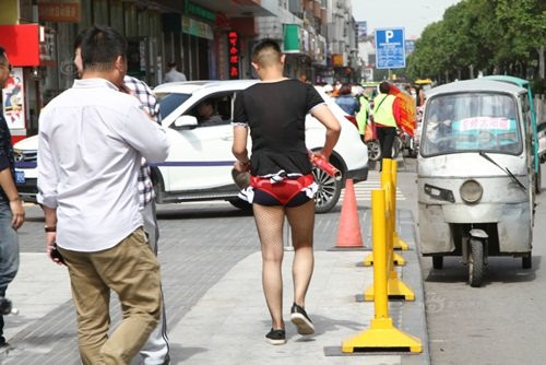 Chú rể bị bạn bè "áp tải", diễu hành khắp khu phố nhưng dường như anh chàng rất thoải mái