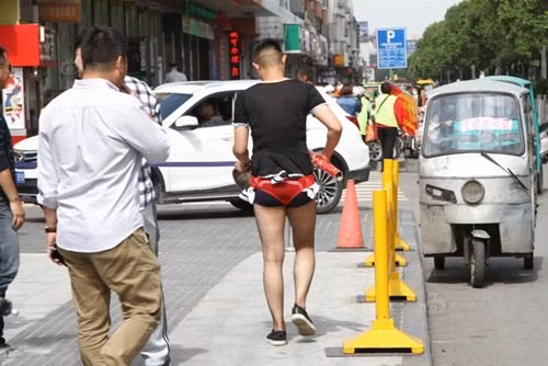 Chú rể bị bạn bè "áp tải", diễu hành khắp khu phố nhưng dường như anh chàng rất thoải mái