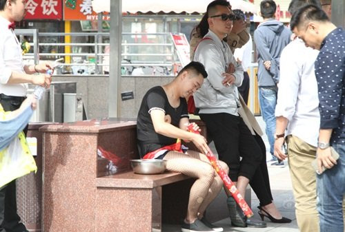 Rất nhiều người nhìn thấy cảnh tượng nháo động phòng đặc biệt này nên đã dừng lại để chụp ảnh.