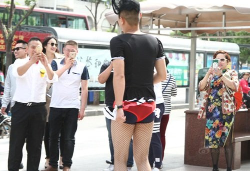 Bên cạnh đó, số đông lại cho rằng, càng ngày những màn nháo động phòng càng quá lố và thô tục, cốt để gây sự chú ý mà không quan tâm đến thuần phong mỹ tục. Nháo động phòng chỉ nên dừng lại ở những trò đùa văn minh mà vui vẻ, tránh ảnh hưởng đến người khác.