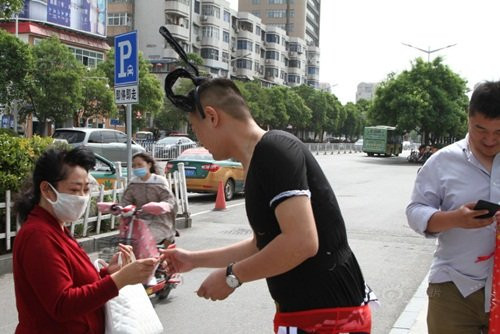 Sau khi màn nháo động phòng của chú rể ở Hứa Xương, Hà Nam được đăng tải lên mạng xã hội đã nhanh chóng thu hút được sự chú ý của cư dân mạng, gây ra nhiều ý kiến trái chiều. Có người cho rằng, màn nháo động phòng này sáng tạo và sẽ khiến chú rể dị hợm nhớ mãi về ngày vui của mình, đồng thời cũng là một kỷ niệm đáng nhớ với những người bạn không quản ngại đường xa đến tham dự hôn lễ của chú rể.