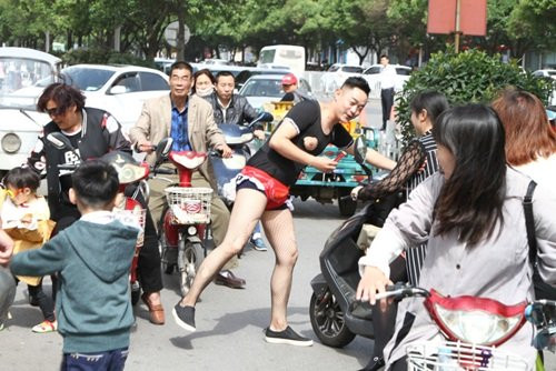 Anh còn có rất dũng cảm để dừng lại nói chuyện, chụp ảnh và tặng tiền lì xì cho người đi đường.