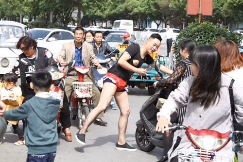 Anh còn có rất dũng cảm để dừng lại nói chuyện, chụp ảnh và tặng tiền lì xì cho người đi đường.