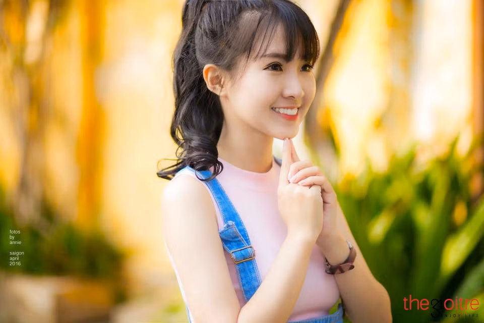 Huệ Châu luôn quan niệm: “Tuổi trẻ không hai lần thấm lại”. Thế nên cô nàng càng cố gắng học tập, trao dồi kĩ năng làm việc và ra xã hội tiếp xúc sớm hơn các bạn cùng trang lứa để chuẩn bị tương lai.