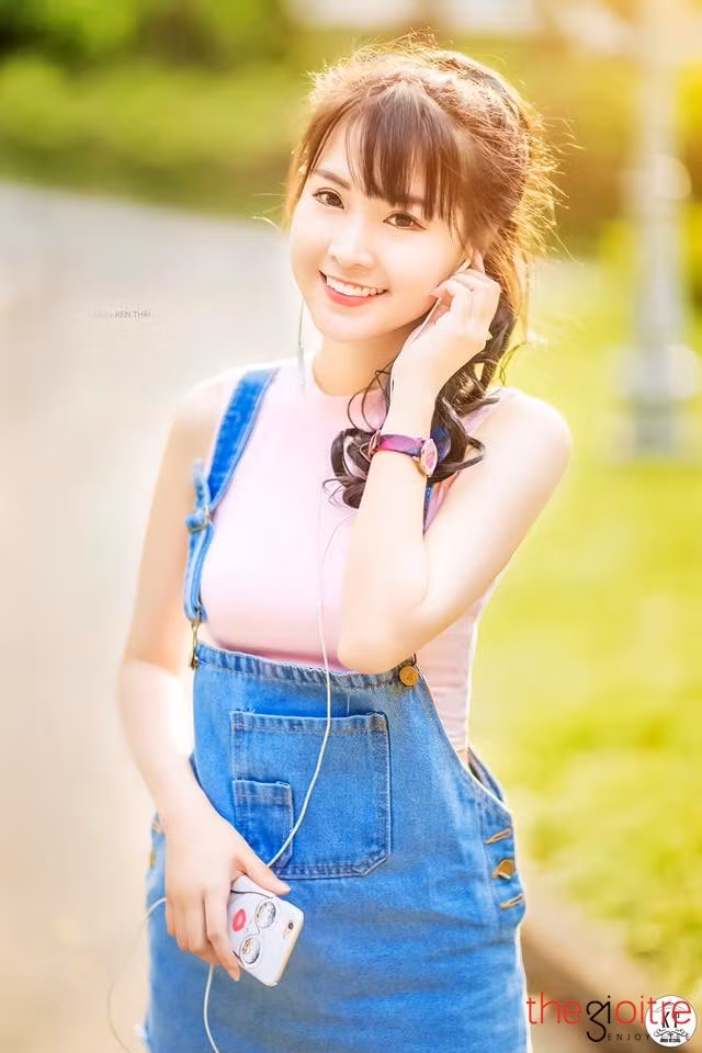 Đam mê nghệ thuật từ bé nên tranh thủ những lúc nhàn rỗi, cô nàng 9X còn đi chụp ảnh, quay quảng cáo. Huệ Châu cũng là một Idol trên diễn đàn Talktv đang được nhiều bạn trẻ yêu thích hiện nay.