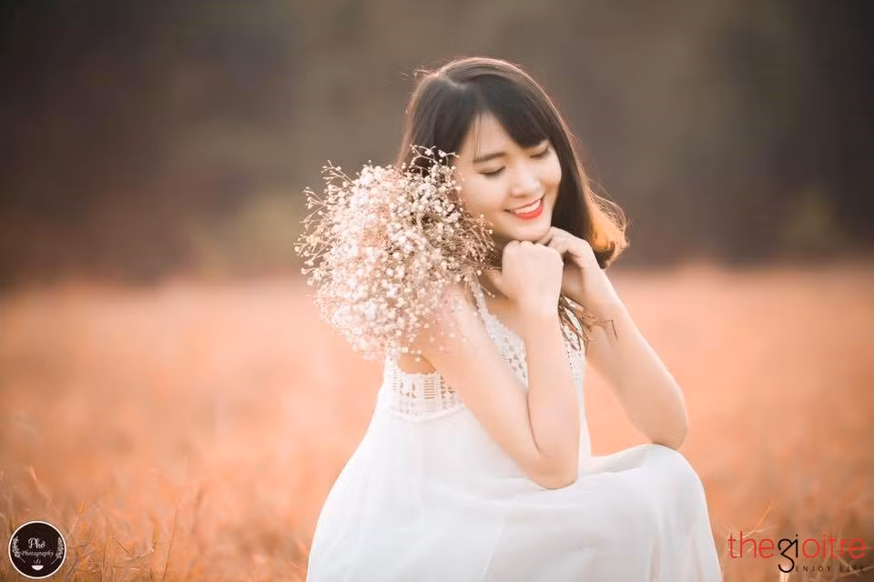 “Từ cấp 3 mình đã tự kinh doanh online, làm thêm nhiều công việc khác nhau để có thể độc lập tài chính và phụ giúp gia đình. Lên đại học thì mình cũng tự trang trải học phí cho bản thân, tiếp tục kinh doanh và làm việc mình yêu thích. Thật ra việc kinh doanh không ảnh hưởng đến việc học tập của mình lắm vì từ bé mình đã được bố mẹ dạy cho cách sắp xếp thời gian khoa học nhất. Kinh doanh không chỉ giúp mình sống tự lập mà còn giúp mình trưởng thành hơn rất nhiều”, Huệ Châu chia sẻ.