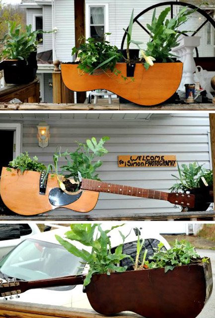 Sử dụng cây đàn hỏng thành nơi để trồng cây là một ý tưởng độc đáo và rất hữu ích. Bạn chỉ cần cắt đi nửa cây đàn, đổ đất và gieo hạt giống và đặt nó ở bất cứ nơi nào trong vườn hoặc trong nhà mà bạn muốn.