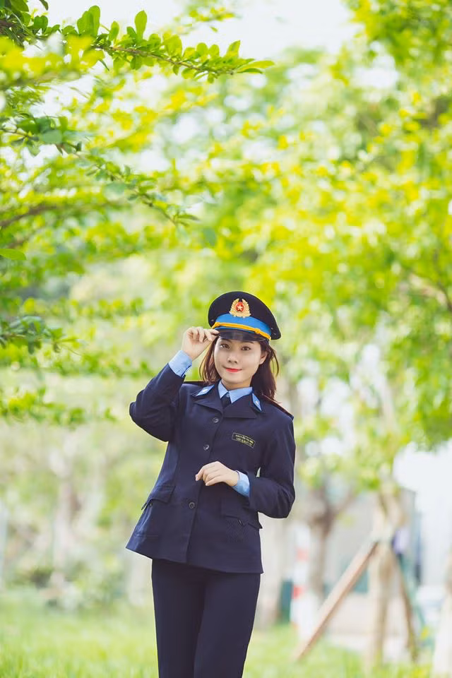 Giống như Nguyễn Thị Thanh Huyền, nữ sinh Đặng Thanh Huệ, sinh năm 1995 cũng có ước mơ trở thành một luật sư giỏi để bảo vệ công lý, bảo vệ những người vô tội để giúp mọi người sống,làm việc theo hiến pháp và pháp luật. Ảnh trong bài: BTC.