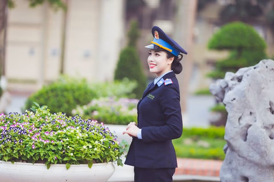 Nữ sinh Hồ Thị Thanh Thanh sinh năm 1994, có khuôn mặt khiến nhiều người liên tưởng đến Hoa hậu Phạm Hương. Cô nàng tâm đắc với câu nói: "Cuộc sống là món quà vô giá nên hãy trân trọng từng phút giây".