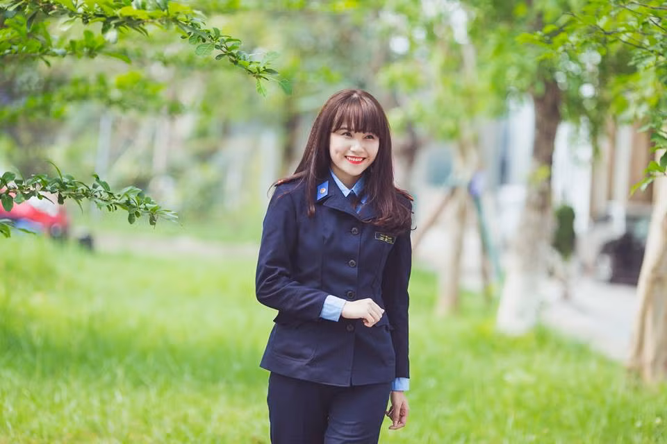 Cuộc thi " Duyên dáng nữ sinh Tư pháp Hình sự " khởi động từ ngày 6/5 và đến nay vẫn đang diễn ra là sân chơi khoe nhan sắc, tài năng của các nữ sinh chuyên ngành Tư pháp hình sự - Hệ Dân sự Học viện Cảnh sát Nhân dân. Ngoài hướng tới 48 năm ngày thành lập học viện, cuộc thi là cơ hội để sinh viên Tư pháp hình sự được giao lưu, học hỏi, trau dồi thêm những kĩ năng sinh viên. Trong ảnh là nữ sinh Trần Mỹ Linh, sinh năm 1996. Cô bạn có ước mơ trở thành trở thành một kiểm sát viên trong tương lai.