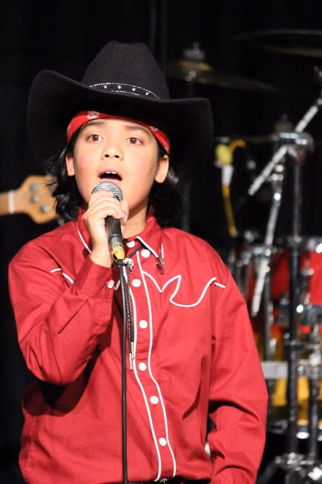 Kham phuc cau be goc Viet choi thanh thao 14 loai nhac cu-Hinh-2