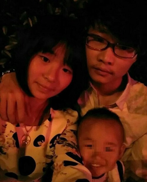 Cũng có người thông cảm với hoàn cảnh của người cha trẻ tuổi nhưng vẫn khuyên Việt Hưng nên sớm kiếm việc mới, không thể ỷ lại vào sự giúp đỡ của mọi người.