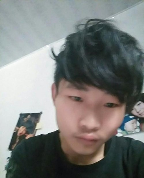 Nguyên văn bài viết xin xỏ sự giúp đỡ của người cha tuổi teen này là: "Tôi tên là Lý Việt Hưng, năm nay 18 tuổi, vợ tôi năm nay 20 tuổi, cục cưng cũng đã được 2 tuổi. Gần đây, mất việc thất nghiệp, không có tiền cũng không mượn được tiền của bạn bè. Tôi mong muốn nhưng ai có thể hãy giúp đỡ tôi, cho tôi tiền để trang trải cuộc sống, tôi sẽ biết ơn mọi người rất nhiều".