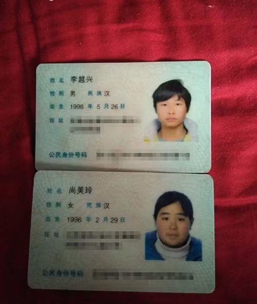 "Nếu không giúp đỡ, mọi người đừng chỉ trích quá đà, cậu ta làm cha khi mới 16 tuổi, ở độ tuổi ấy chúng ta mới chỉ học lớp trung học, chỉ biết ăn, chơi và học còn cậu ta đã phải lo cho vợ và con trai mình. Tôi nghĩ, nếu không phải bất đắc dĩ có lẽ cậu ta sẽ không đăng lên mạng để thiên hạ soi mói và bới móc đâu", một cư dân mạng cảm thông với hoàn cảnh của Lý Việt Hưng chia sẻ quan điểm.