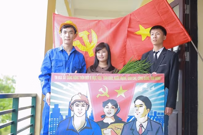 Tranh ảnh và khẩu hiệu được bác trưởng thôn cho mượn. Thậm chí, các bạn cũng chuẩn bị cả lúa để chụp ảnh, tái hiện ngày hội bầu cử trước kia của nước ta.