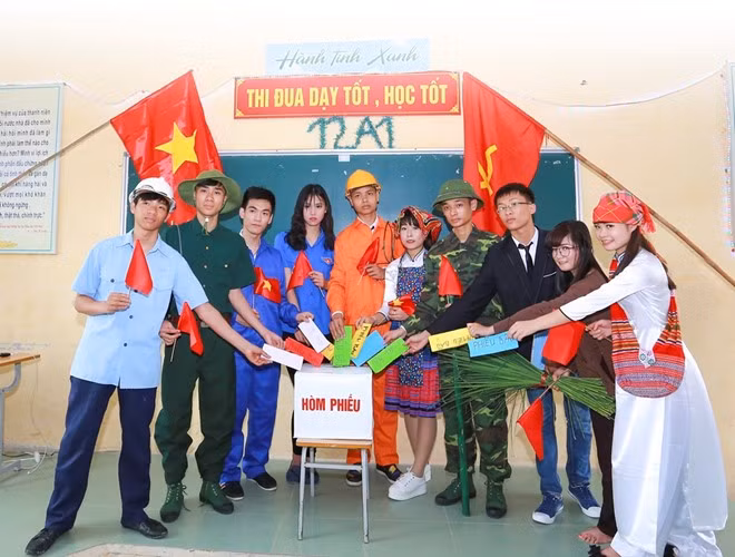 Theo những học sinh lớp 12A1, khó khăn nhất của họ là việc chuẩn bị khẩu súng để chụp ảnh. “Đi mượn cả ngày không được, lo lắng quá nên mình đã nhờ ông ngoại làm giúp một khẩu súng gỗ và sơn lại cho giống”, lớp trưởng chia sẻ.