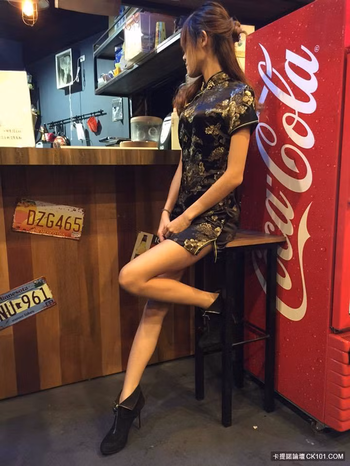 Những bức ảnh chụp Chấn Đình ngoảnh mặt đi như thế này cuối cùng cũng khiến một bộ phận dân mạng khó chịu. Một vài chàng trai khó tính đã cho rằng dường như Chấn Đình đang cố gắng “làm màu” để kiếm thêm người theo dõi mình.