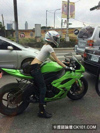 Loạt ảnh chụp lén một nữ biker bí ẩn trên chiếc xe phân khối lớn màu xanh lá cây cực ngầu mới đây đang khiến cư dân, thành viên một trang mạng nổi tiếng của Trung Quốc nh “náo loạn”. Một chàng tái xế lái ô tô được xem là có “công đầu” khi đã bám theo và tranh thủ chụp lén nữ biker này khi đang dừng đèn đỏ.