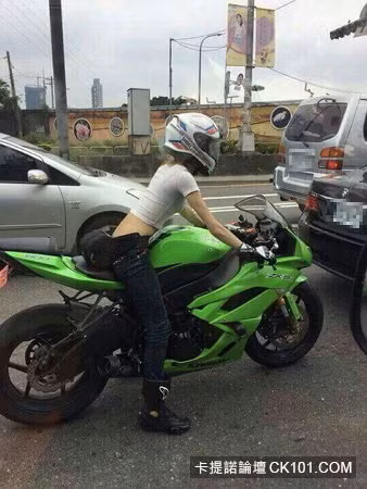 Loạt ảnh chụp lén một nữ biker bí ẩn trên chiếc xe phân khối lớn màu xanh lá cây cực ngầu mới đây đang khiến cư dân, thành viên một trang mạng nổi tiếng của Trung Quốc nh “náo loạn”. Một chàng tái xế lái ô tô được xem là có “công đầu” khi đã bám theo và tranh thủ chụp lén nữ biker này khi đang dừng đèn đỏ.
