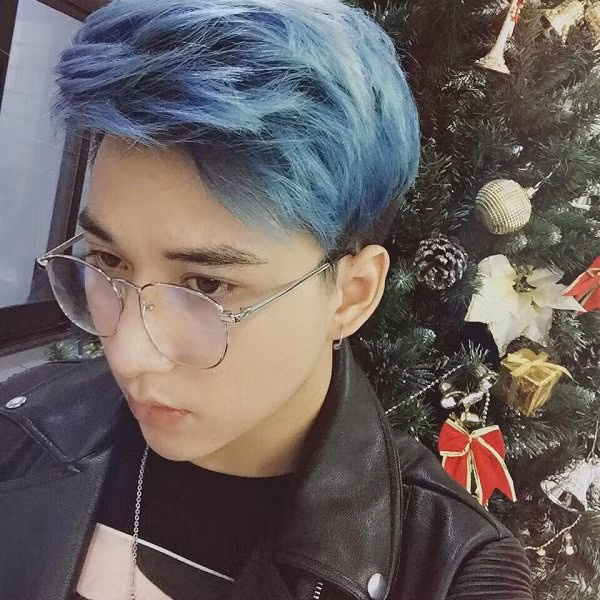 Phong cách thời trang sành điệu, cá tính cộng với gương mặt điển trai giúp anh chàng làm tóc thường được nhiều người dành lời khen ngợi.