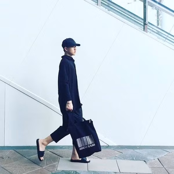 Màu sắc yêu thích của Diệc Phong là màu đen, chính vì vậy phần lớn tủ đồ của anh chàng đều mang sắc màu này.