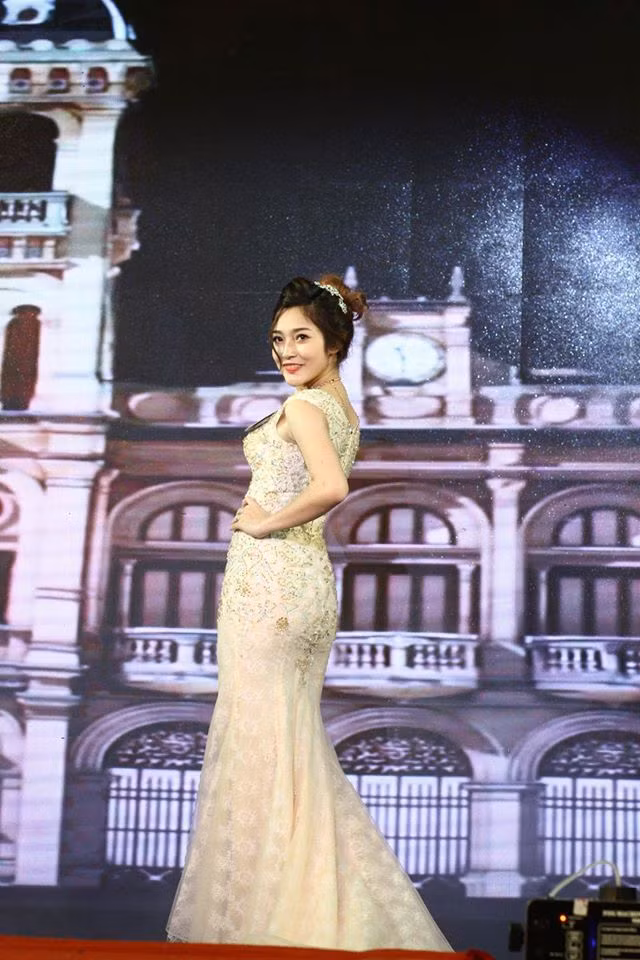 Bỏ túi rất nhiều giải thưởng danh giá của trường, ngày 26/6 vừa qua Việt Trinh đã xuất sắc đoạt giải Á khôi của Học viện cùng với danh hiệu Miss hội nhập. Được biết, đây không phải lần đầu tiên người đẹp Học viện Ngoại giao đạt giải trong các cuộc do trường tổ chức.