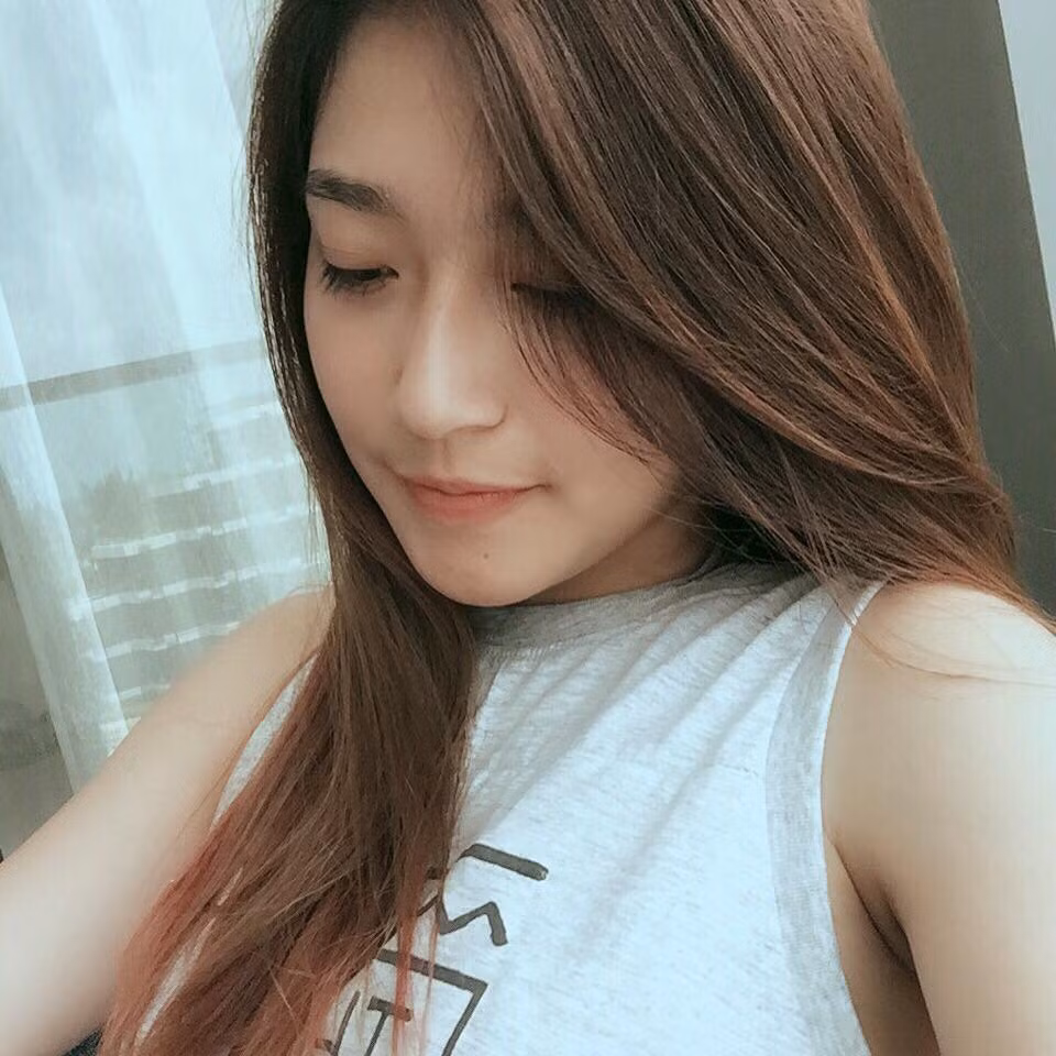 Sở hữu chiều cao 1m65 và số đo khá lý tưởng 87-63-92, nước da trắng mịn cùng nụ cười ngọt "lịm tim" Việt Trinh thường xuyên nhận được nhiều lời mời cộng tác cùng các nhiếp ảnh gia trẻ.