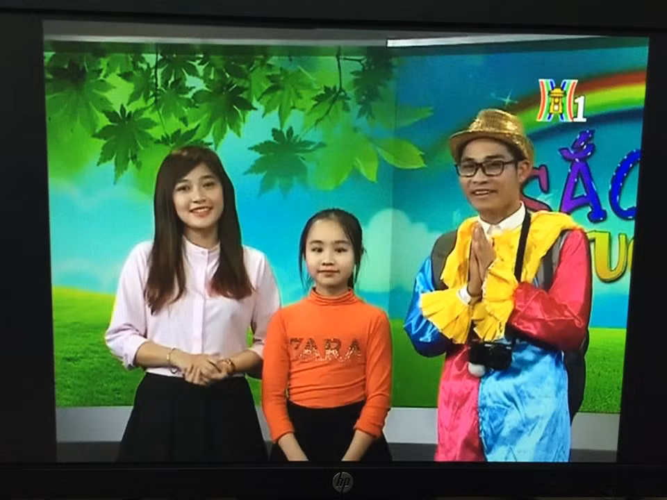 Lê Việt Trinh, cô bạn hot girl Học viện Ngoại giao đã khá quen thuộc với đông đảo khán giả xem truyền trong chương trình Sắc màu tuổi thơ. Không chỉ là một MC tài năng, Việt Trinh còn nổi tiếng bởi sự thông minh, năng động và nhiệt tình trong các hoạt động nghệ thuật. Ảnh: FBNV.