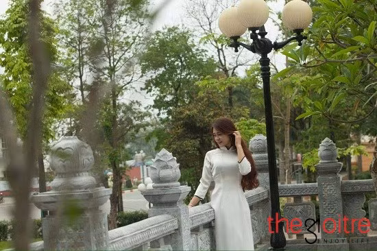 Trong tà áo dài trắng, Thảo Miu khoe nét đẹp dịu dàng, đằm thắm. Thảo vừa đăng kí dự thi cuộc thi Hoa Hậu Bản Sắc Việt 2016, nhằm mục đích thử sức và giới thiệu nét đẹp quê hương mình.