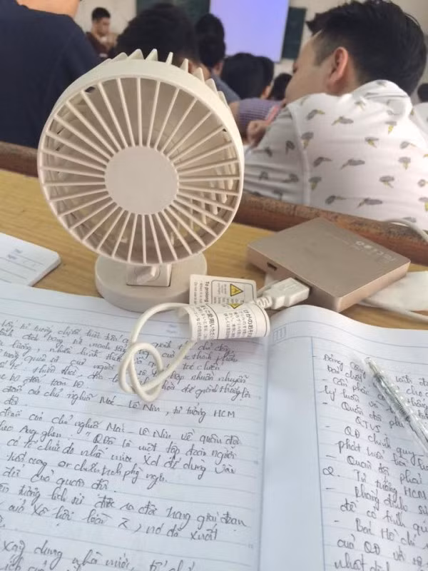 Với tuyệt chiêu chống nóng là cái quạt này thôi, thầy cô giảng gì em cũng mặc kệ.