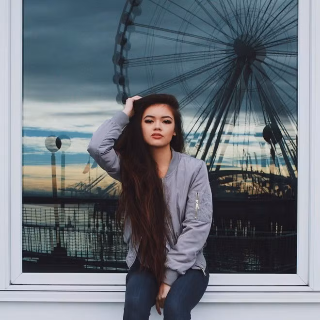 Nhiều cô gái phải trầm trồ hâm mộ mái tóc dày bồng bềnh rất quyến rũ của cô gái gốc Việt xinh đẹp sinh năm 1997 này. Vivian từng tâm sự, mái tóc là điểm cô yêu thích nhất trên cơ thể mình, và chính mẹ đã giúp cô nuôi cũng như chăm dưỡng mái tóc dài đẹp này. Trong một lần phỏng vấn, nữ blogger trẻ kể, mẹ cô cho rằng mái tóc rất quan trọng với người con gái Việt Nam. Chính vì thế, cô không bao giờ có ý định cắt tóc ngắn, hoặc từ bỏ kiểu tóc dài truyền thống này.