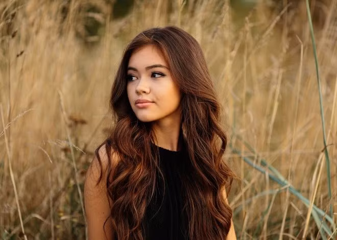  Cô gái gốc Việt 19 tuổi này không phải là cái tên lạ với những nàng đam mê trang điểm và mỹ phẩm. Kênh YouTube cá nhân của cô có tên Vivian Vo-Farmer với gần 2 triệu người subscribe và khoảng hơn 500 nghìn lượt view mỗi clip. Năm 2015, Elle bình chọn đây là một trong top 5 kênh YouTube đáng xem nhất.