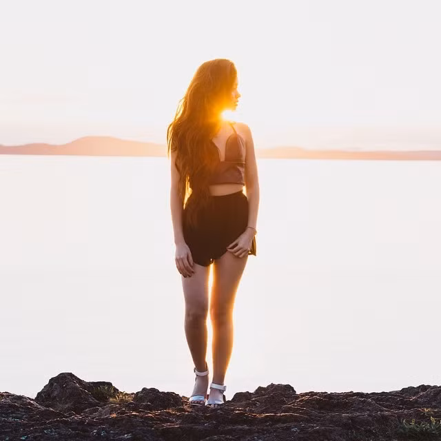 Facebook, Instagram, Twitter của cô nàng cũng khiến các fan "phát cuồng" vì thường xuyên đăng tải những bức ảnh "sống ảo" đẹp lung linh. Vivian có sở thích đi du lịch và chụp ảnh.