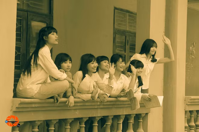 "Đúng lúc các bạn lớp 12A9 có liên hệ chụp ảnh nên mình đề xuất luôn và được các bạn hưởng ứng nhiệt tình. Sau khi bộ ảnh lên sóng thì mình cũng nhận được rất nhiều inbox hỏi cách thực hiện. Nhưng với mình bộ ảnh này còn dễ dàng hơn rất nhiều bởi mình chỉ việc đổ màu phim lên và không cần chỉnh sửa mặt mũi, màu mè quá nhiều để tạo sự chân thực cho mỗi tấm hình".