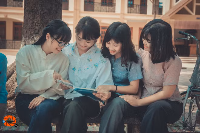 Nhiếp ảnh gia Kun Mon, người thực hiện bộ ảnh cho biết: "Cách đây khoảng 2 tuần mình có dọn nhà, tình cờ thấy tấm ảnh của anh mình cũng lớn tuổi rồi chụp ngày xưa với bạn, toàn quần loe rồi dép lê nhìn buồn lắm. Thế là mình nảy ra ý tưởng chụp này.