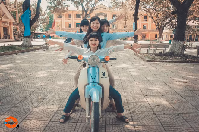 Còn bạn Trần Phúc, thành viên của lớp 12A9 cảm thấy vô cùng tự hào và hạnh phúc khi nói về bộ ảnh độc đáo của lớp mình. "Vất vả lớn nhất là phải tìm trang phục thế nào cho thật phù hợp. Phải chạy đi chạy lại mượn người này người kia mới đủ. Tiếp đến là bọn mình phải xem ảnh của bố mẹ để học theo cách tạo dáng chứ không thể chụp kiểu kute như bây giờ được".