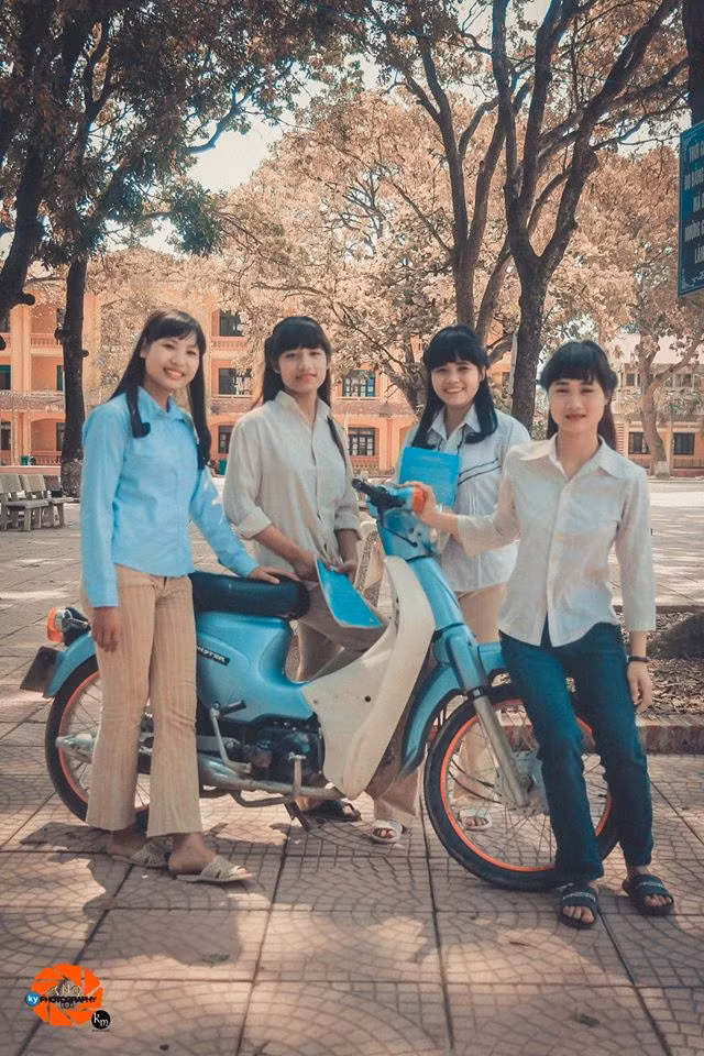 Chỉ mới xuất hiện vài giờ trên mạng, thế nhưng bộ ảnh của con gái lớp 12A9 trường THPT Việt Yên số 1 (TP. Bắc Giang) đã khiến cư dân mạng "phát cuồng" và không tin vào mắt mình về độ chân thực của những tấm ảnh.