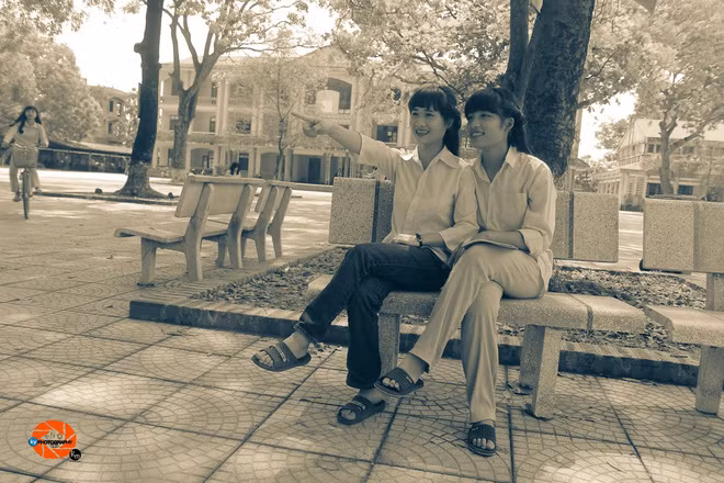 Những bộ trang phục mang hơi thở của thập niên 90 đã được đưa hoàn hảo vào trong bộ ảnh cùng với dáng chụp "huyền thoại" mà khi xem chỉ có thế hệ bố mẹ chúng ta hay 8x mới hiểu được.